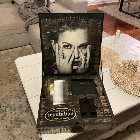 Taylor Swift VIP Reputation Box - Picture 2 of 11